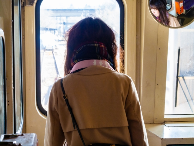 電車の気になる女性と付き会うには？通勤電車でアプローチする方法！│魁‼︎モテ男塾